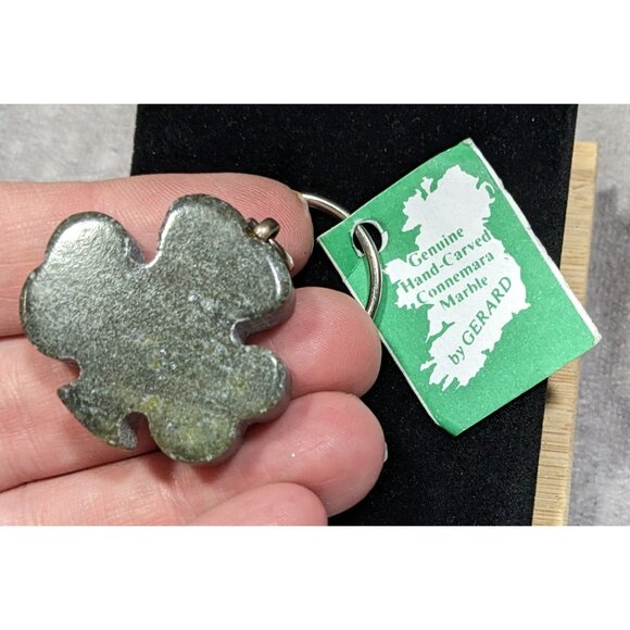 Genuine Hand Carved Irish Connemara Marble Shamrock Souvenir Keychain - Picture 4 of 4